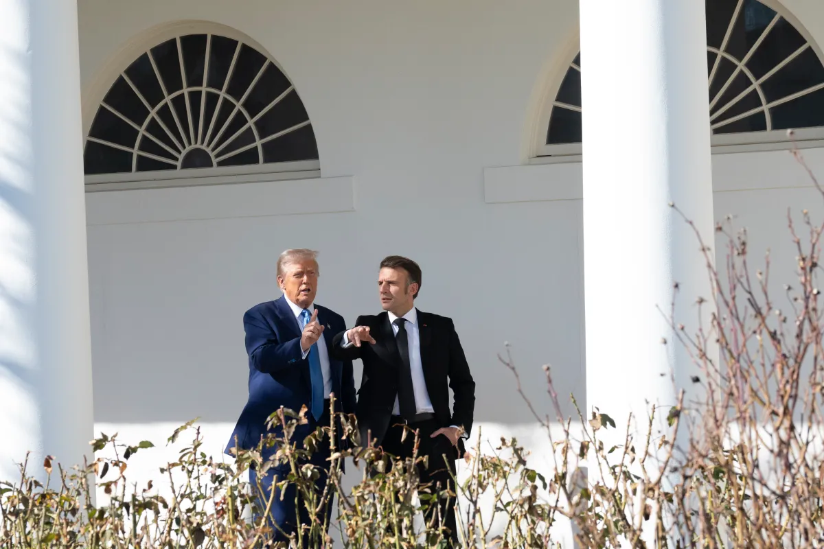 Trump et Macron discutent dans les jardins la Maison Blanche.