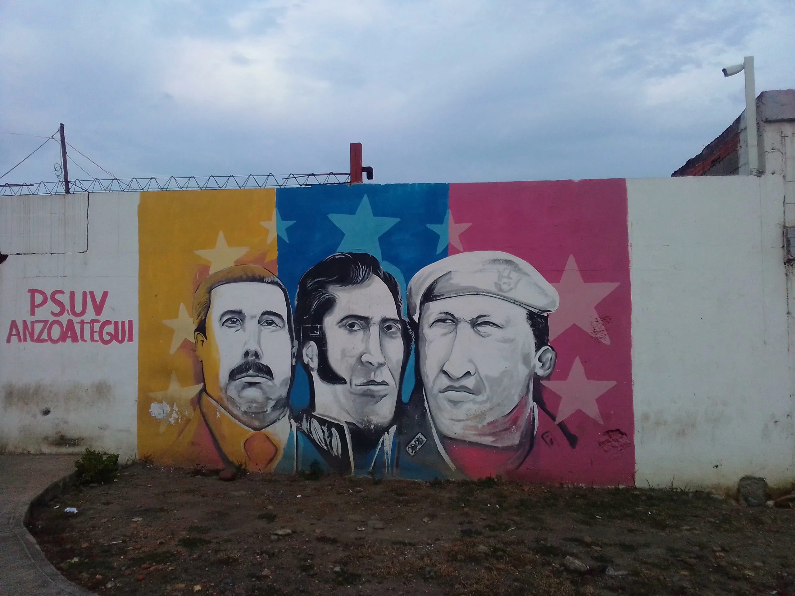 Peinture murale de Maduro, Bolivar et Chavez.