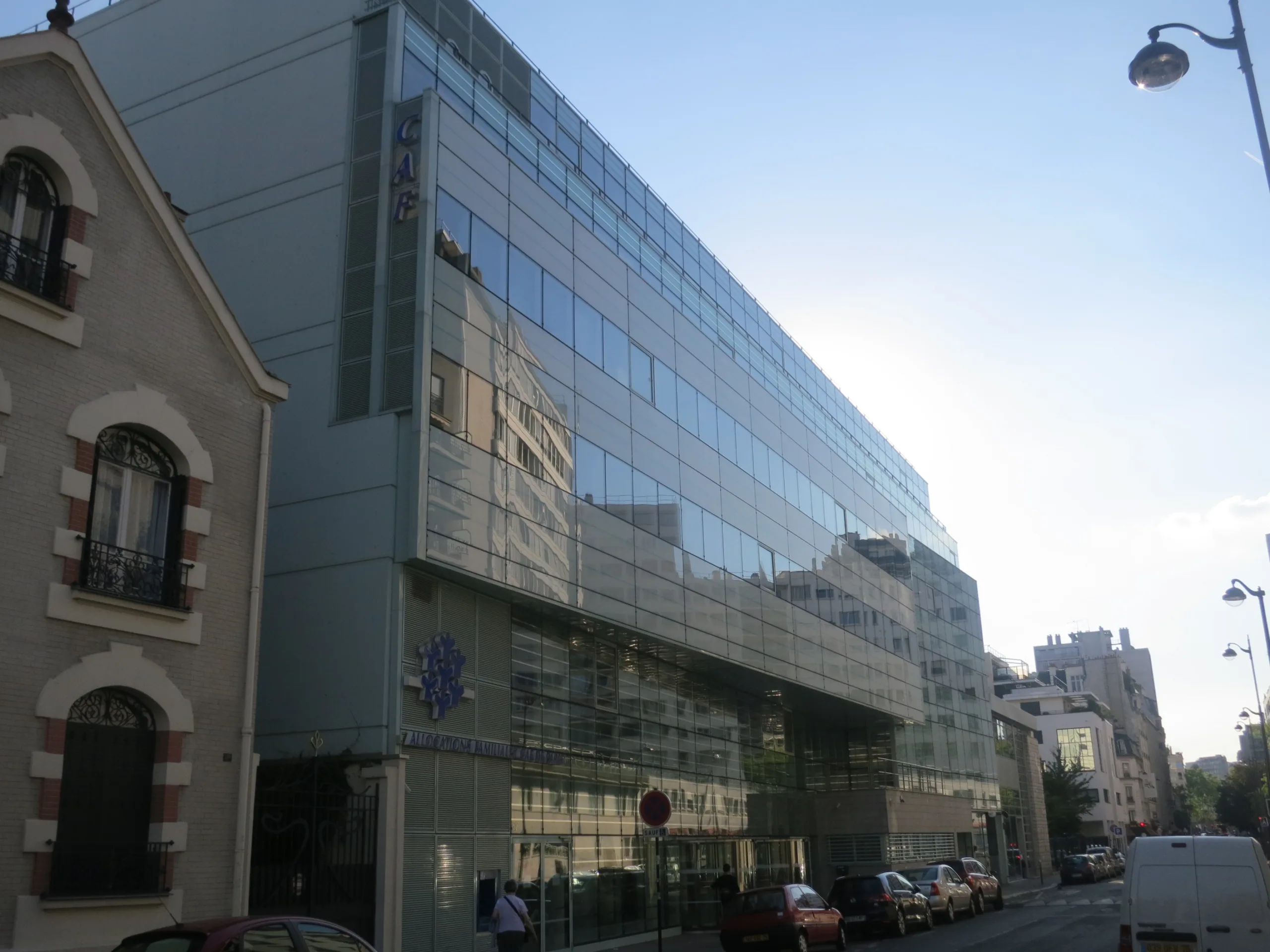 Façade du batiment du siège de la CAF (Caisse d'Allocations Familiales), Rue du Docteur-Finlay, Paris 15