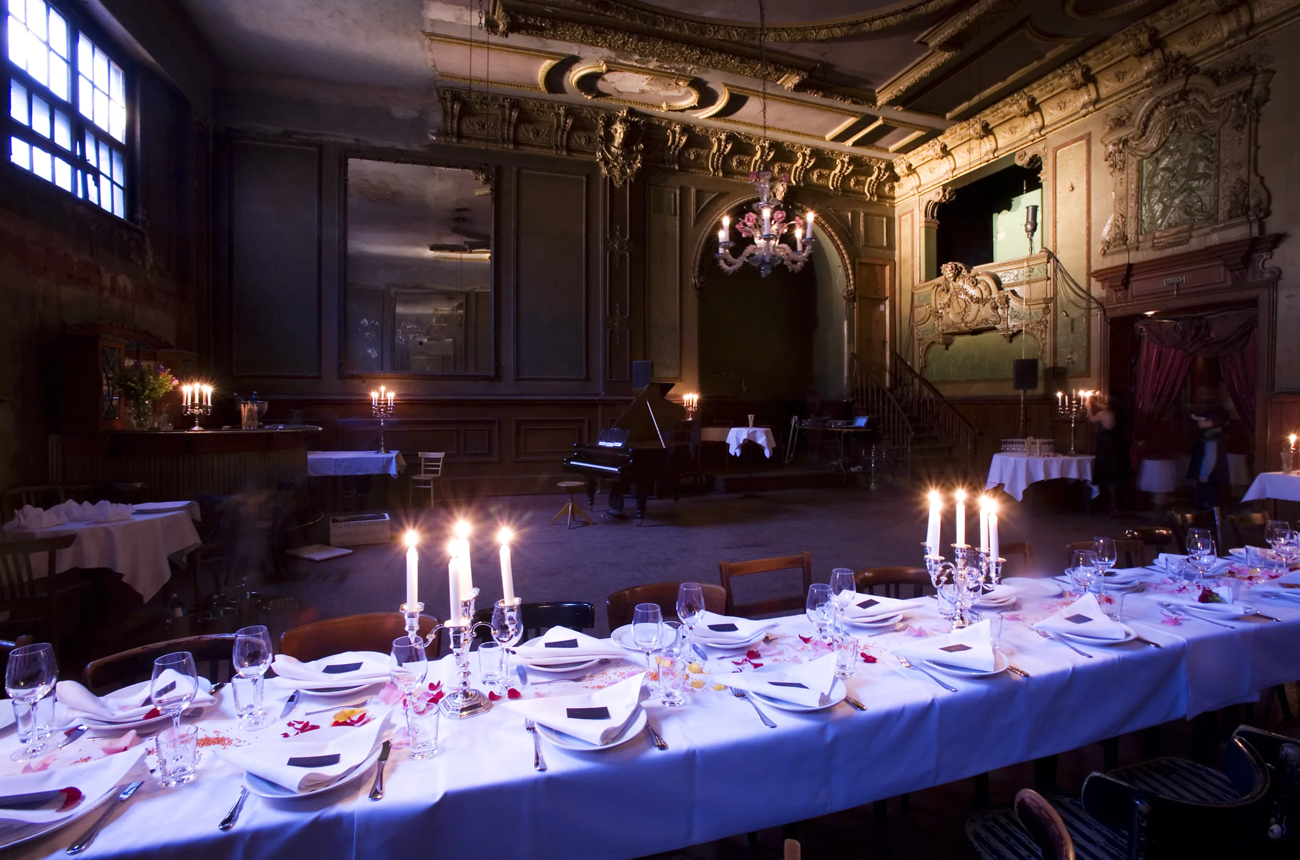Une table de dîner dressée dans un château.