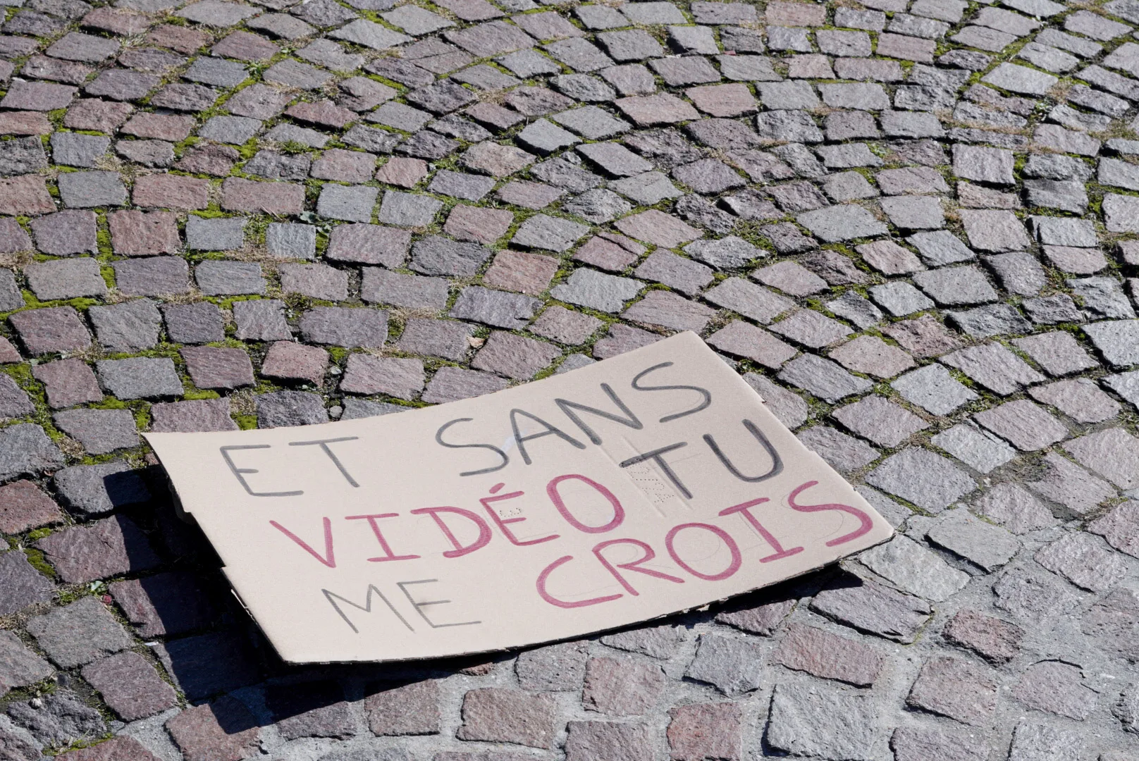 Une pancarte sur le sol « et sans vidéo tu me crois »