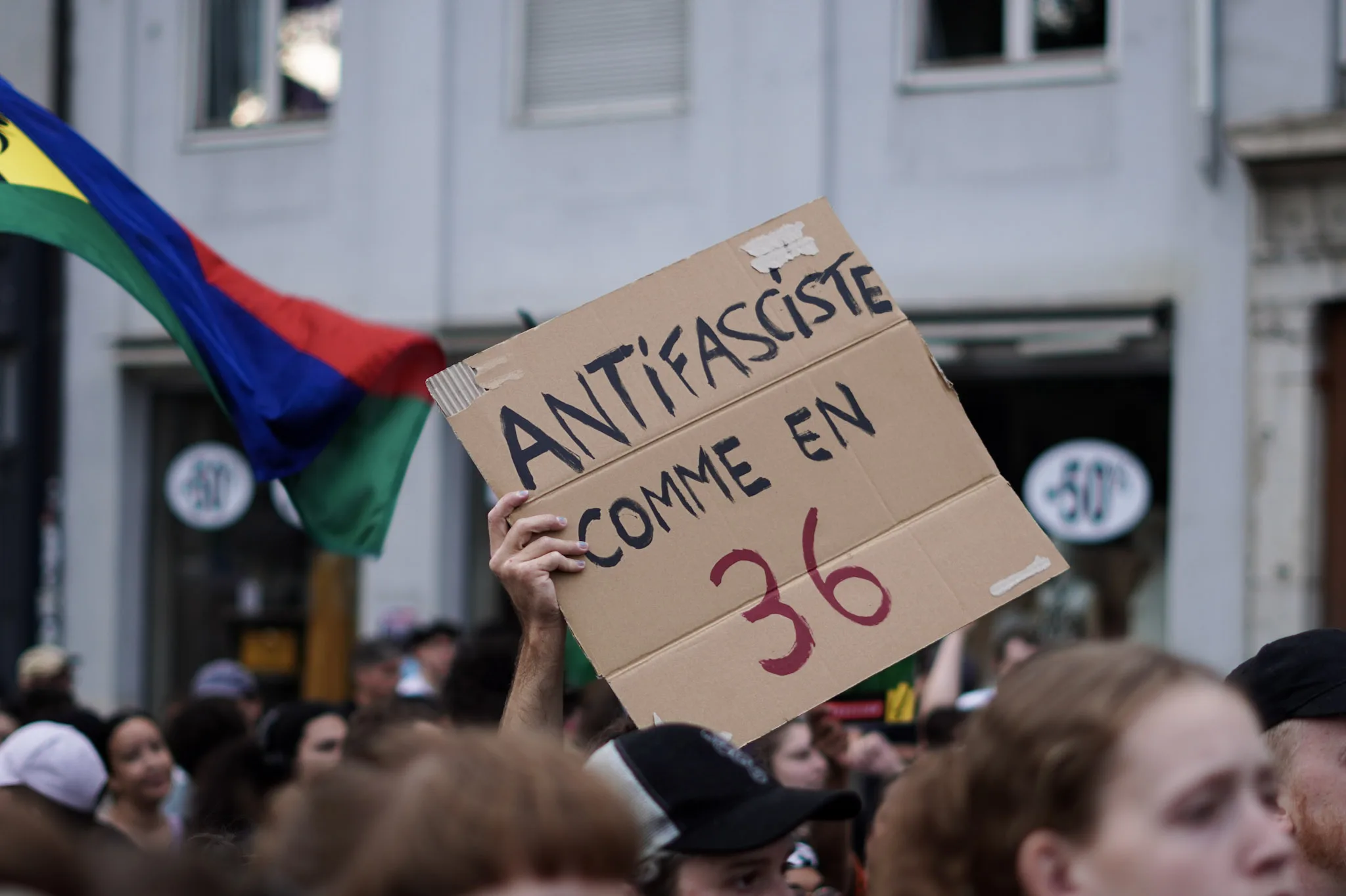 Dans une manifestation, une pancarte dépasse : « Antifasciste comme en 36 »