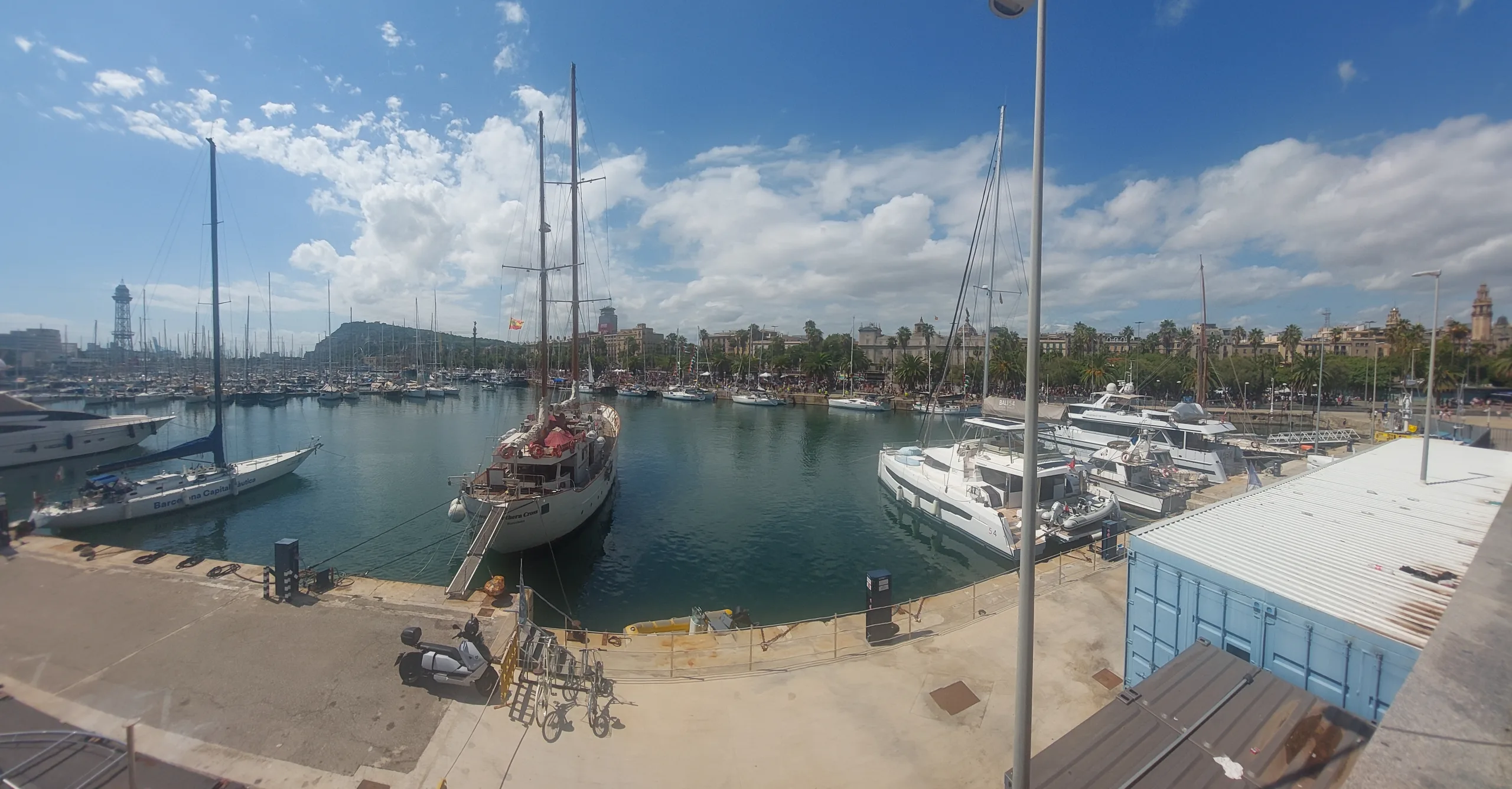 Un bateau amarré dans un port.