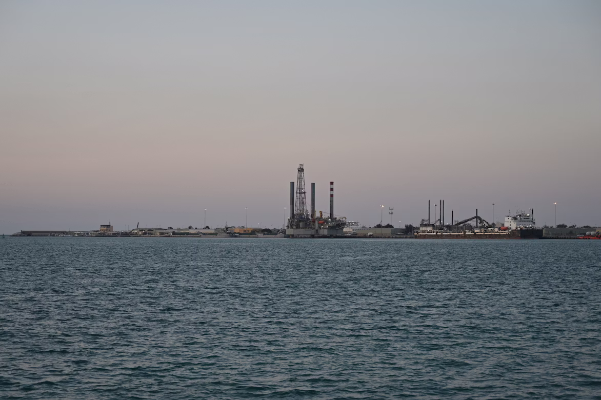 Une raffinerie vue depuis la mer.