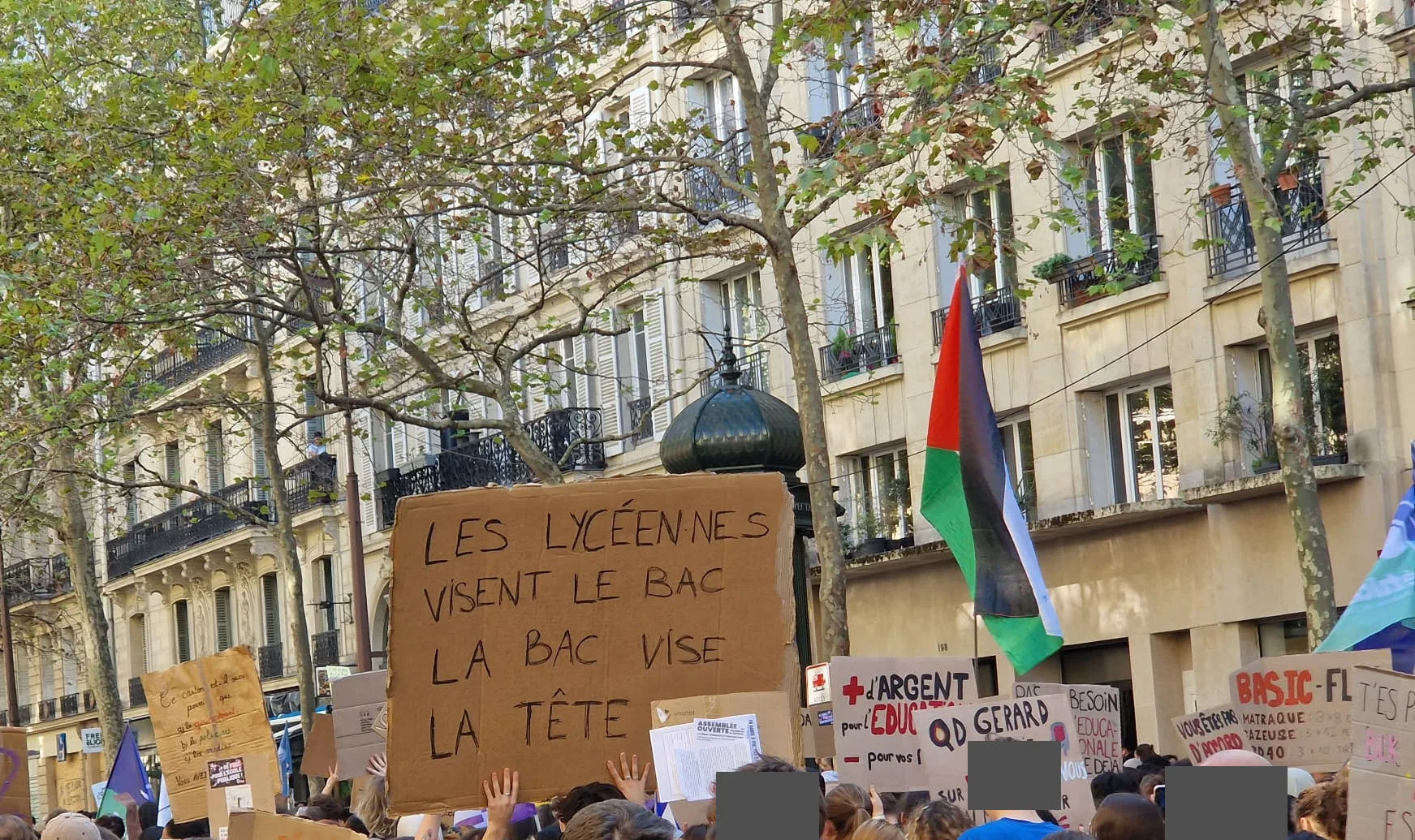 Pancartes de manifestation. On peut lire "Les lycéen-nes visent le bac, la bac vise la tête"